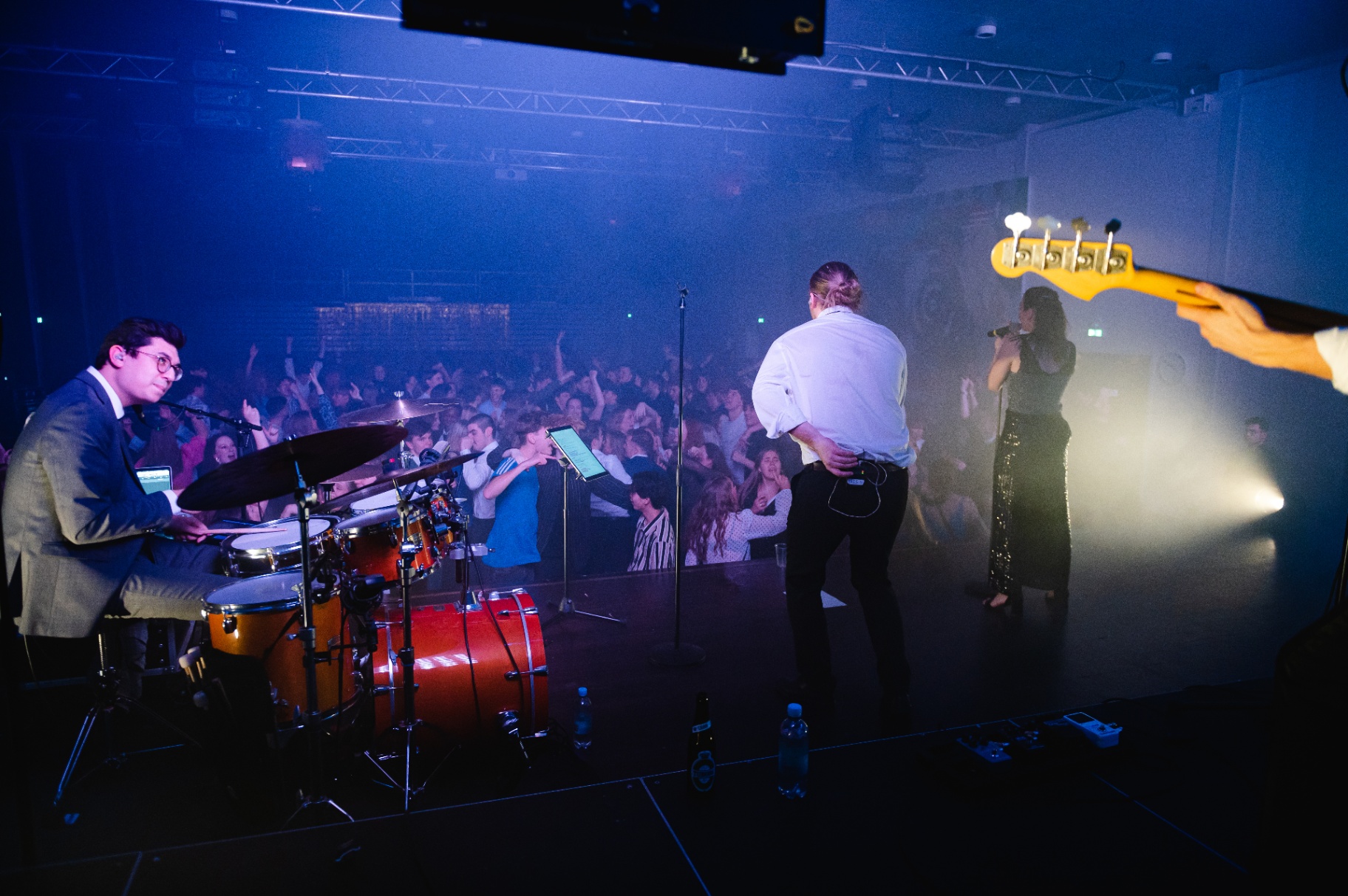 Bandet på stor scene foran tæt pakket publikum